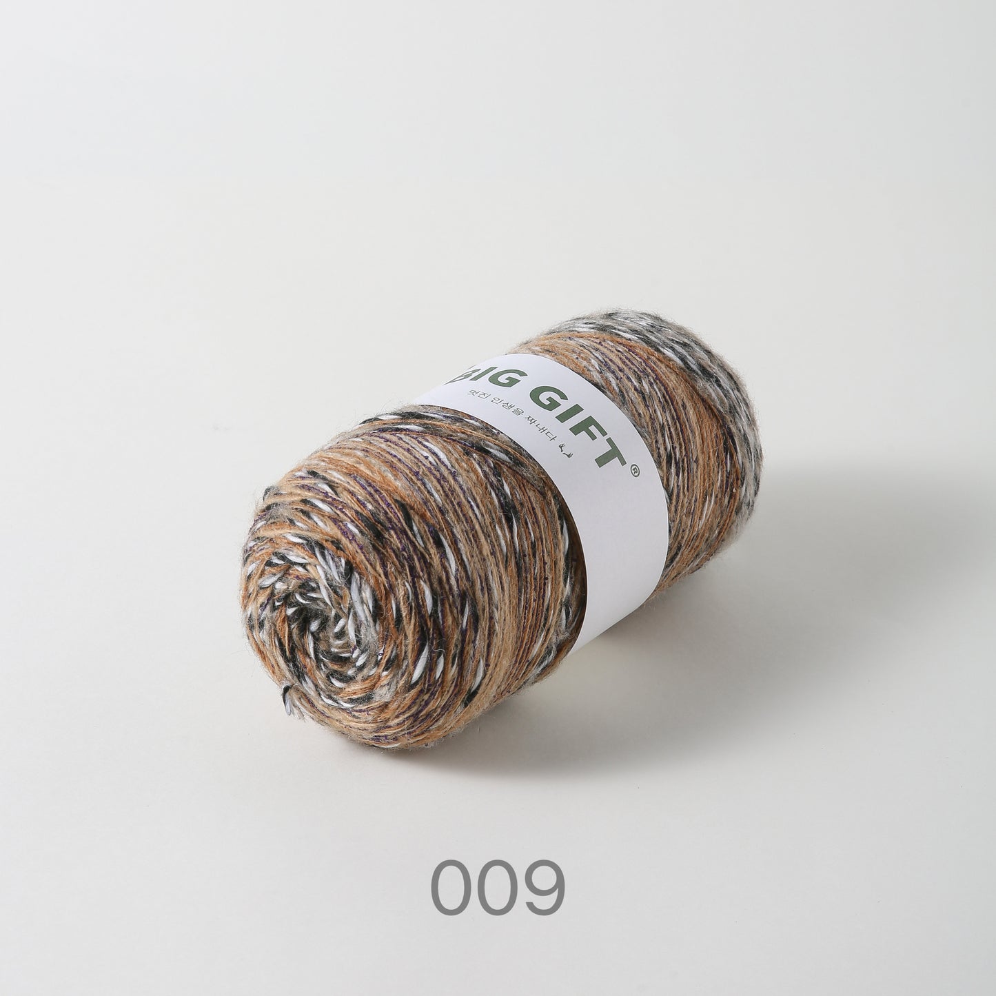 Artisan wool blend for crochet yarn in neutral tones by 不二手作 for accessories crafting