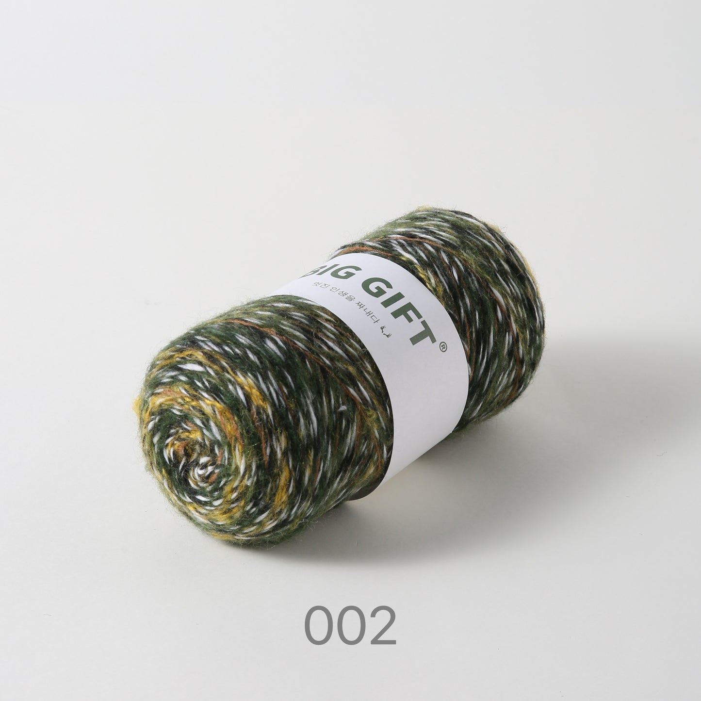 Artisan wool blend for crochet yarn in mixed green and yellow tones by 不二手作